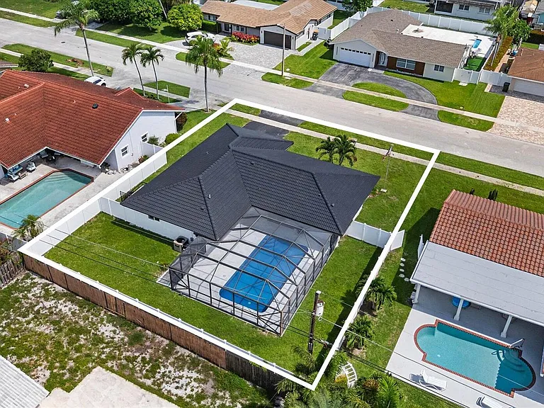 1540 NW 10th St — Photo 32