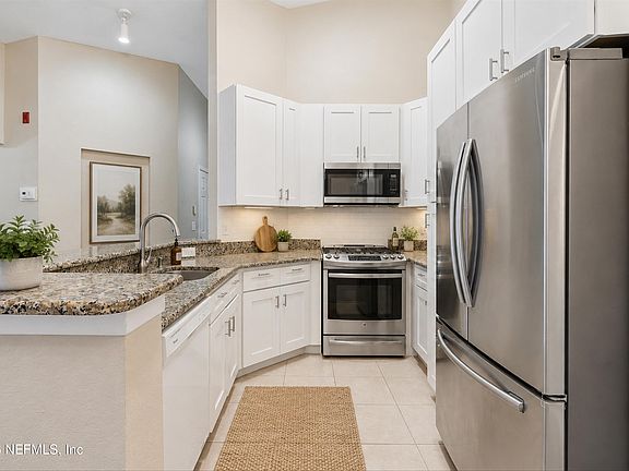 5th image of 13810 SUTTON PARK Drive N #621