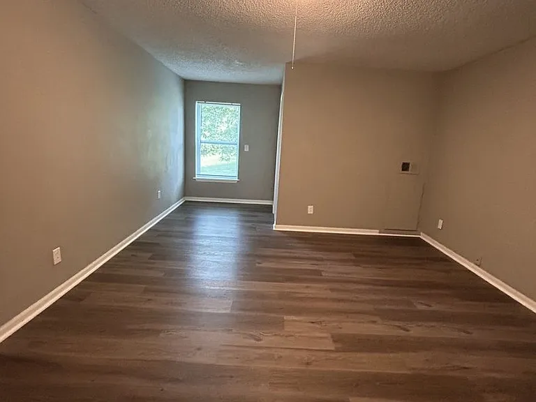 1116 S Elm St — Photo 8