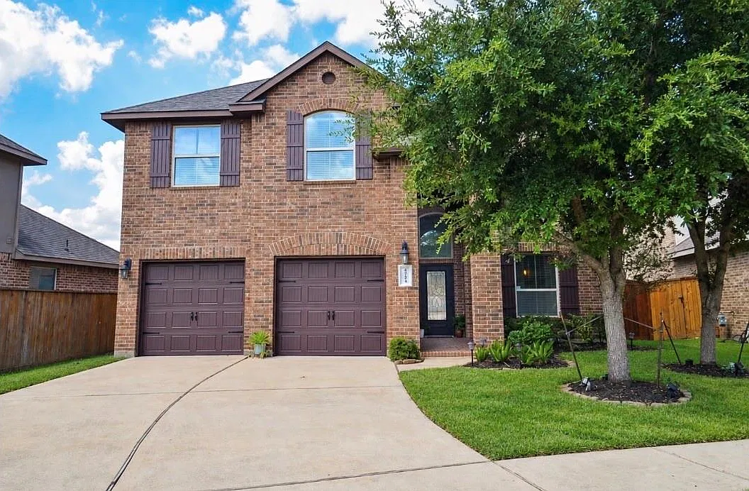 4 bed, 2.5 bath, 2352 sqft, $3,200 — Photo 1