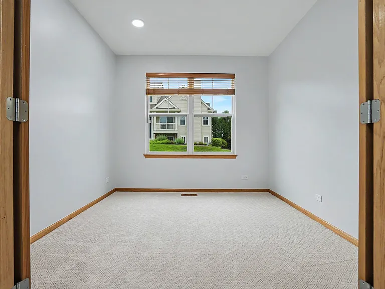 937 Emerald Dr — Photo 9