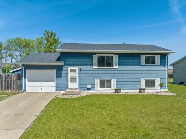 204 4th St NE, Surrey, ND 58785