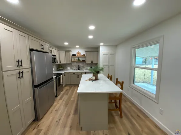 2921 SW Moundview Ct, Topeka, KS 66614