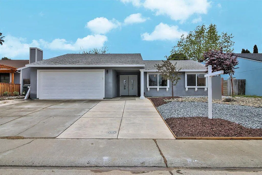 3 bed, 1420 sqft, $2,700 — Photo 1