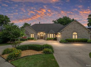 28818 Jefferson Ave, Saint Clair Shores, MI 48081
