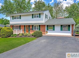 8 Darrow Ct S, Kendall Park, NJ 08824