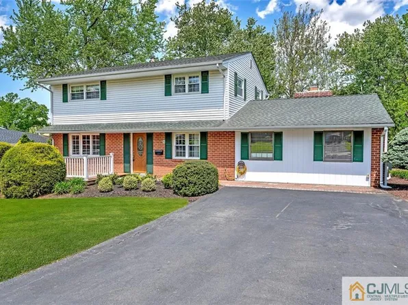 8 Darrow Ct S, Kendall Park, NJ 08824