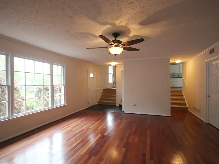 721 Greenleaf Dr — Photo 3