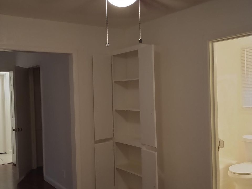 2nd image of 4922 Marion Cir
