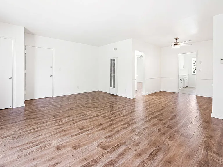 Hollyview Apartments — Photo 5