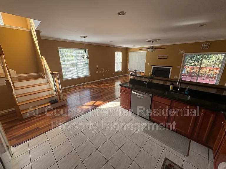 74 Oxford Ct — Photo 6