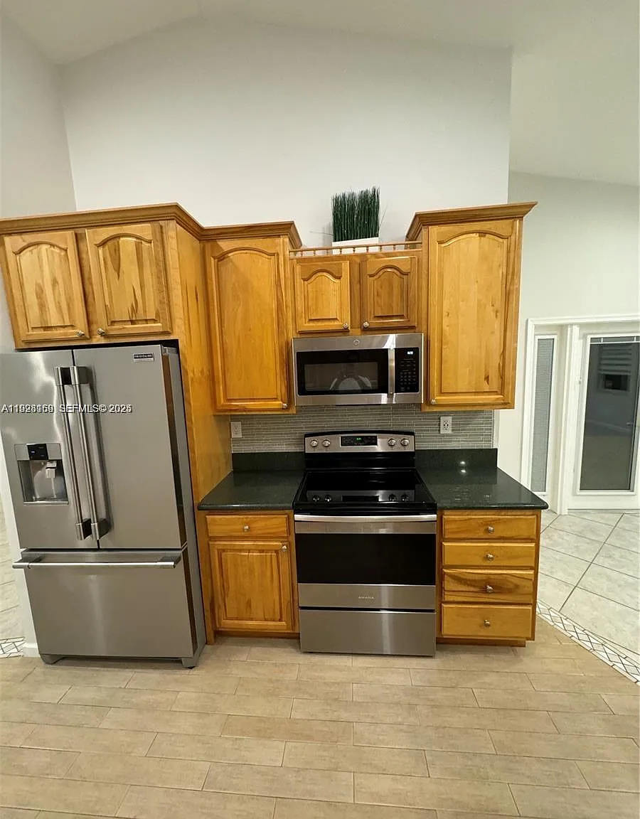 4 bed, 2044 sqft, $5,200 — Photo 4