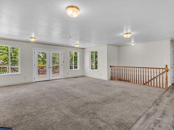 3rd image of 1035 E Hillcrest Dr