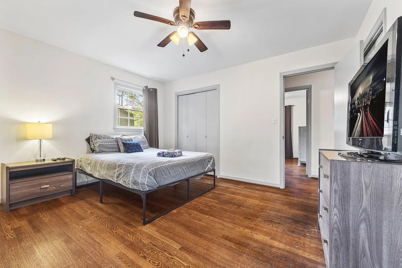 3 bed, 1.5 bath, $4,384 — Photo 4
