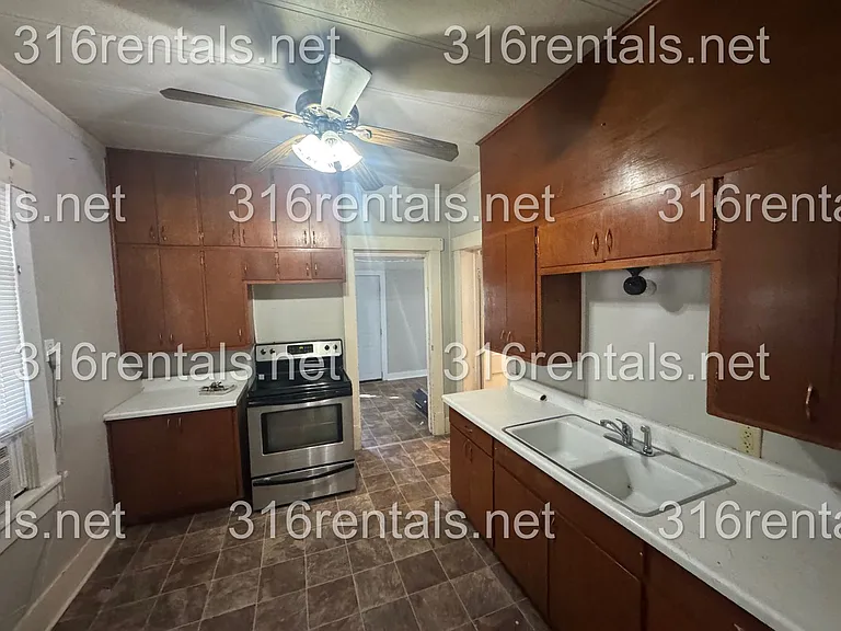 317 SW 3rd St — Photo 6