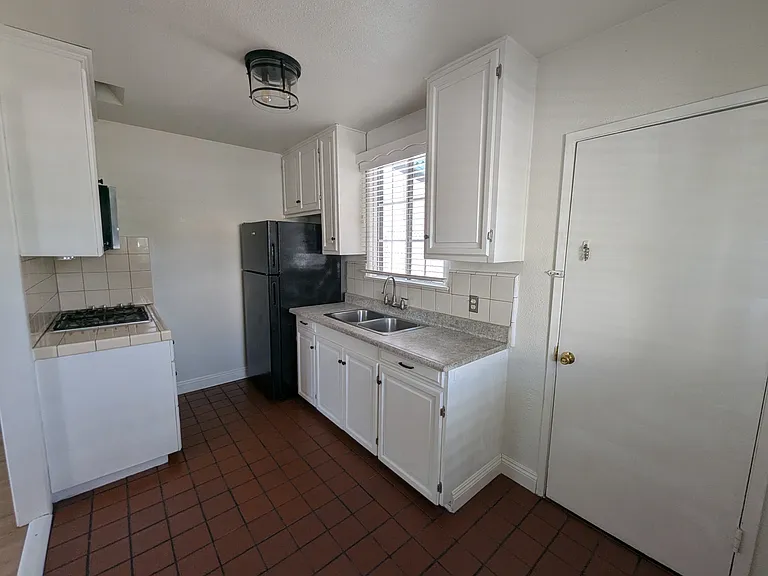 4919 La Rica Ave — Photo 4