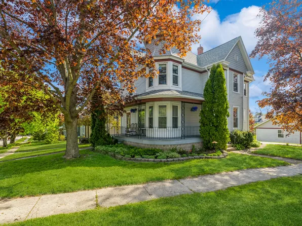 431 Vine St, Woodstock, IL 60098