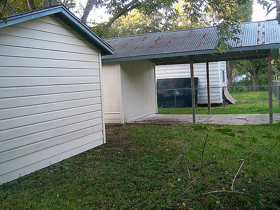 Additional covered parking off the allen