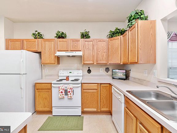 3rd image of 207 Smithfield Way