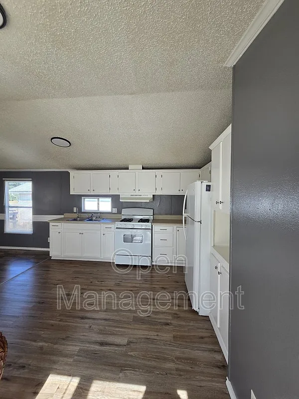 4 bed, 2.0 bath, 1216 sqft, $1,074 — Photo 4