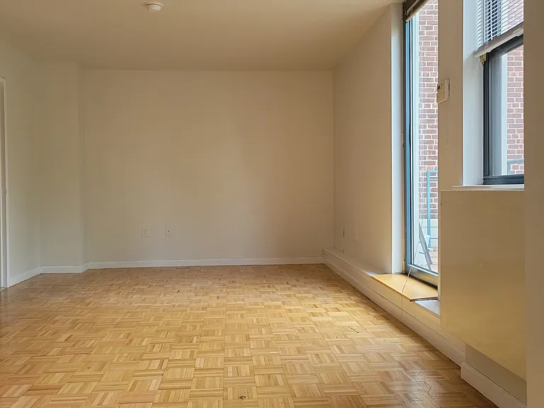 225 E 6th St #7B — Photo 2