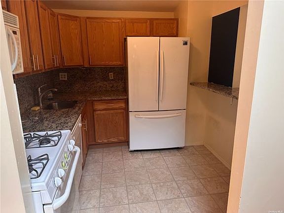3rd image of 82-21 Country Pointe Cir #2A