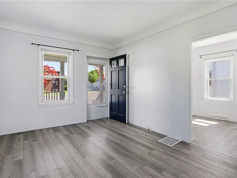 1009 Willett Ave E — Photo 9