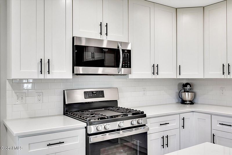 4th image of 136 Kenwood Avenue