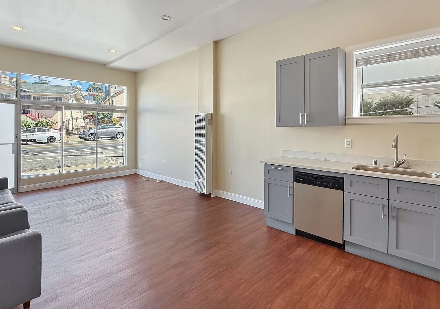 Remodeled Apartment in Bustling Cleveland Heights! — Photo 3
