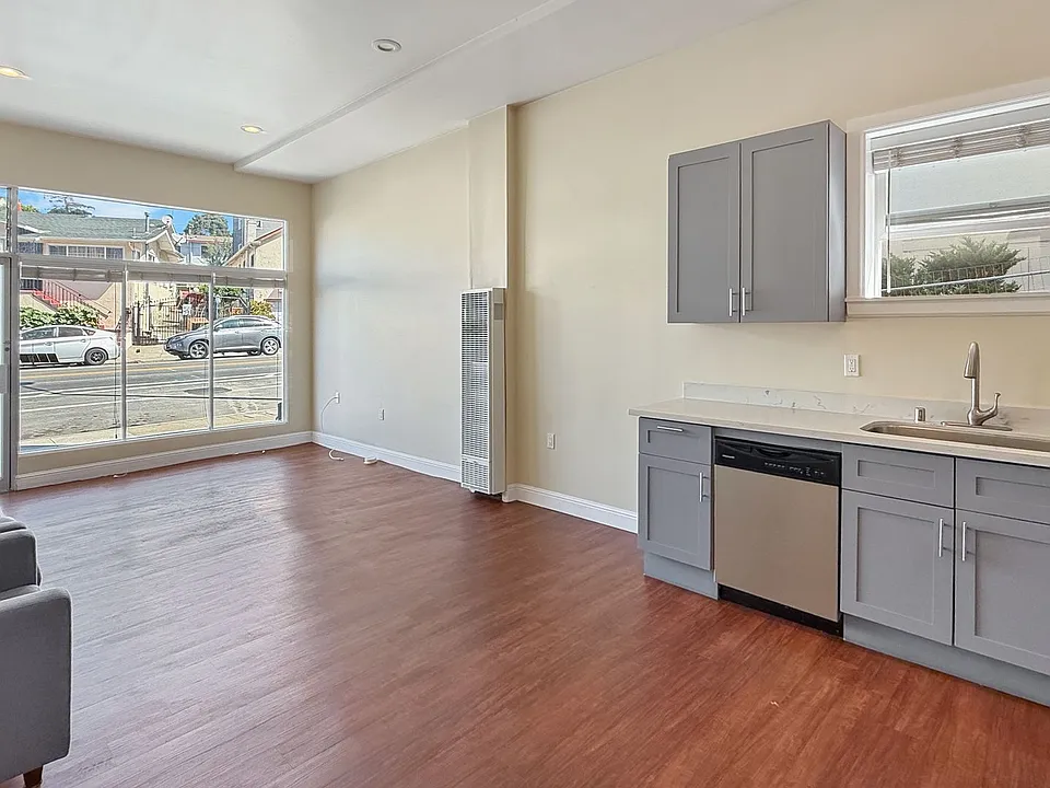 Remodeled Apartment in Bustling Cleveland Heights!