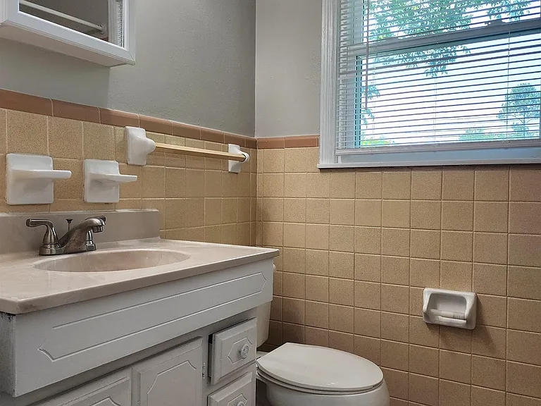 227 Drake Ave SW — Photo 10