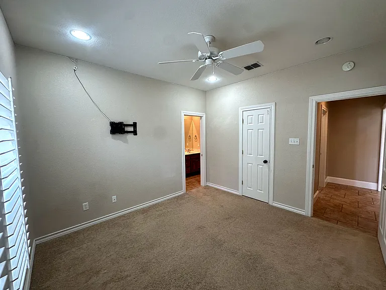 401 Springwood Ct — Photo 10