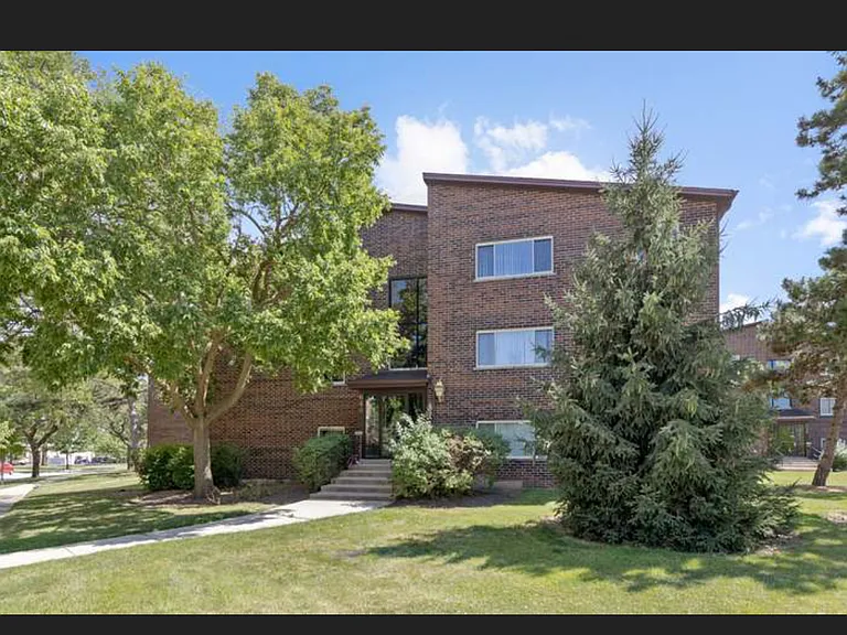 640 Perrie Dr #304 — Photo 2