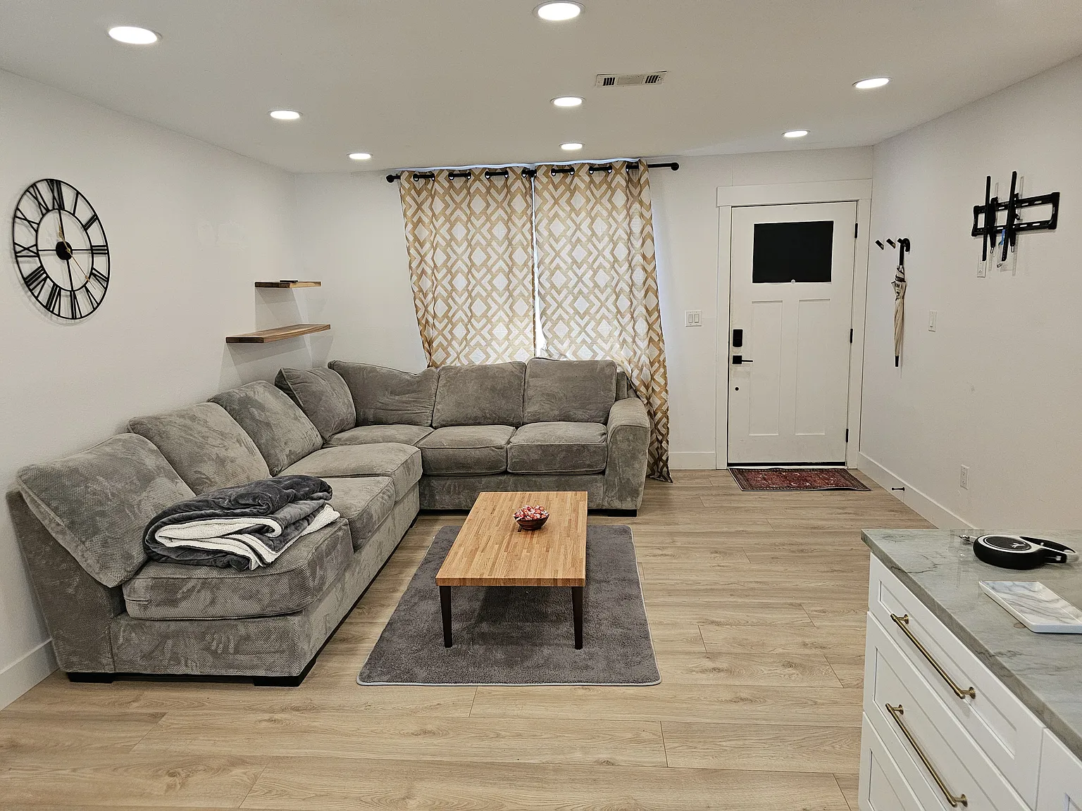 3 bed, 1050 sqft, $2,000 — Photo 2