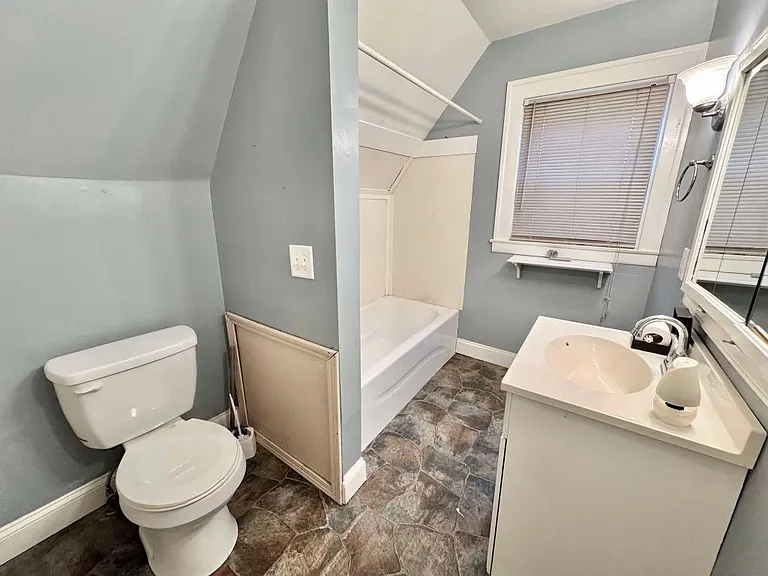 301 E North St — Photo 5