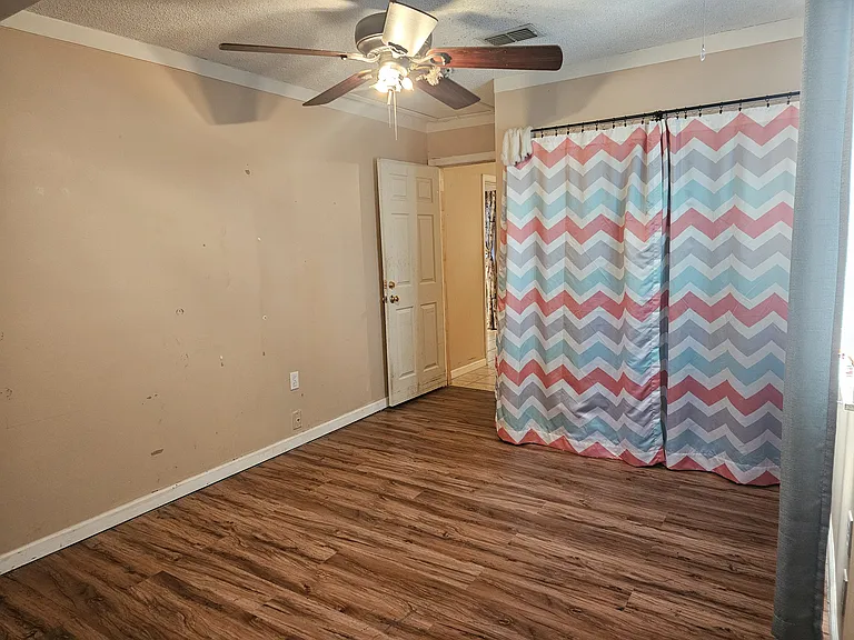 4695 Geneva Dr — Photo 7