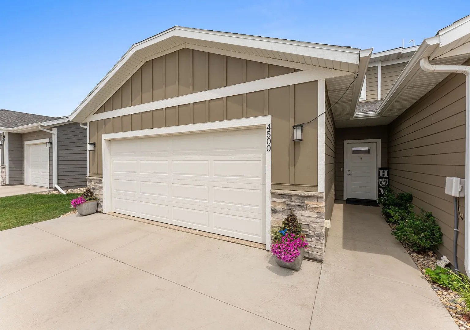 Spacious 3-Bedroom End-Unit Townhome with Main-Level Primary Suite! — Photo 2
