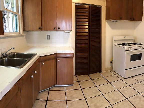 4th image of 542 N Windsor Blvd