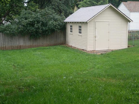 Nice backyard and storage shed