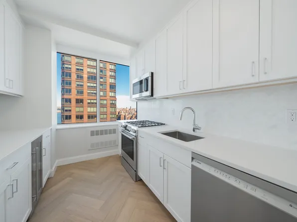 160 Riverside Boulevard image 5 of 21