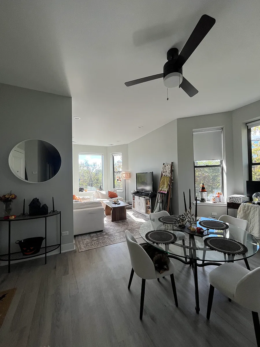 Building Photo - 1456 W Addison St #3