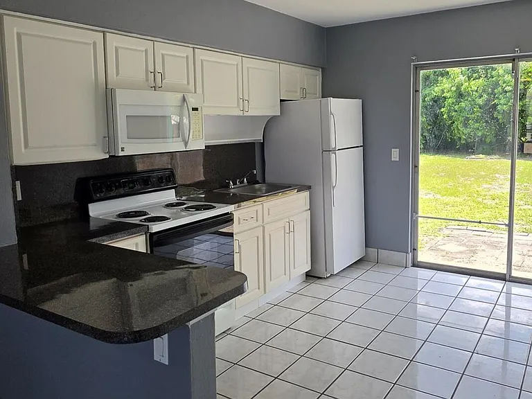 8531 Sunset Dr — Photo 4