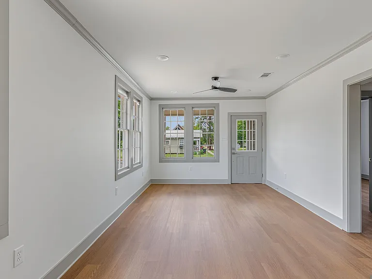 988 Terrace Ave — Photo 2