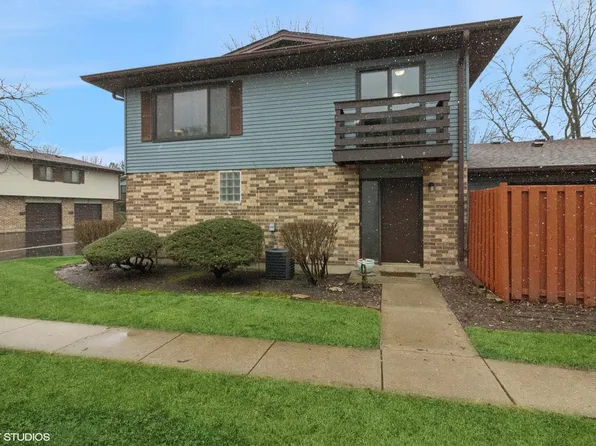 1575 Avati Ln APT D, Aurora, IL 60505