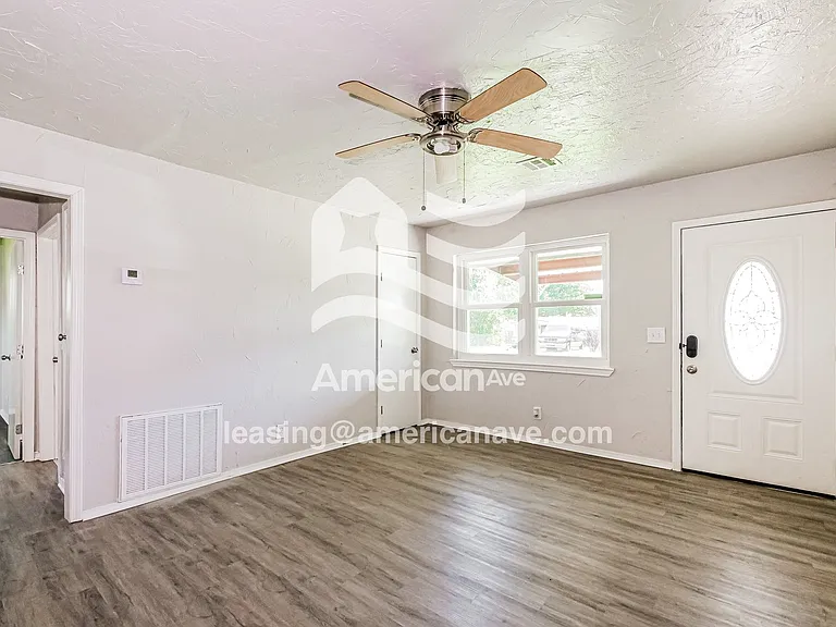 1073016_002_living_room_3.jpg
