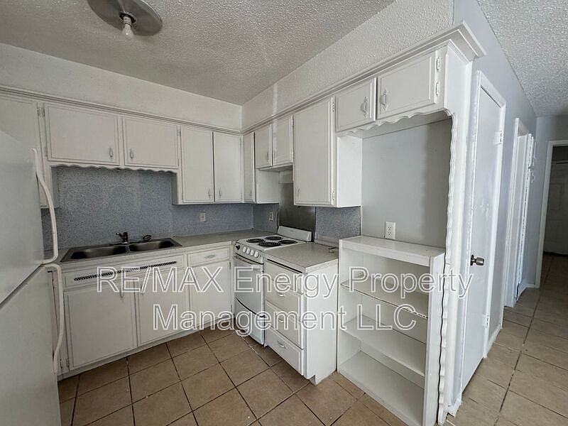 1st image of 1104 N Carol Ln APT B
