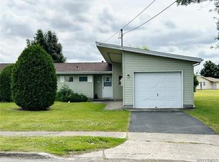 6 Steele Cir, Niagara Falls, NY 14304