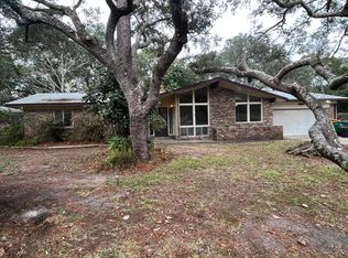 27 Japonica Ln, Shalimar, FL 32579