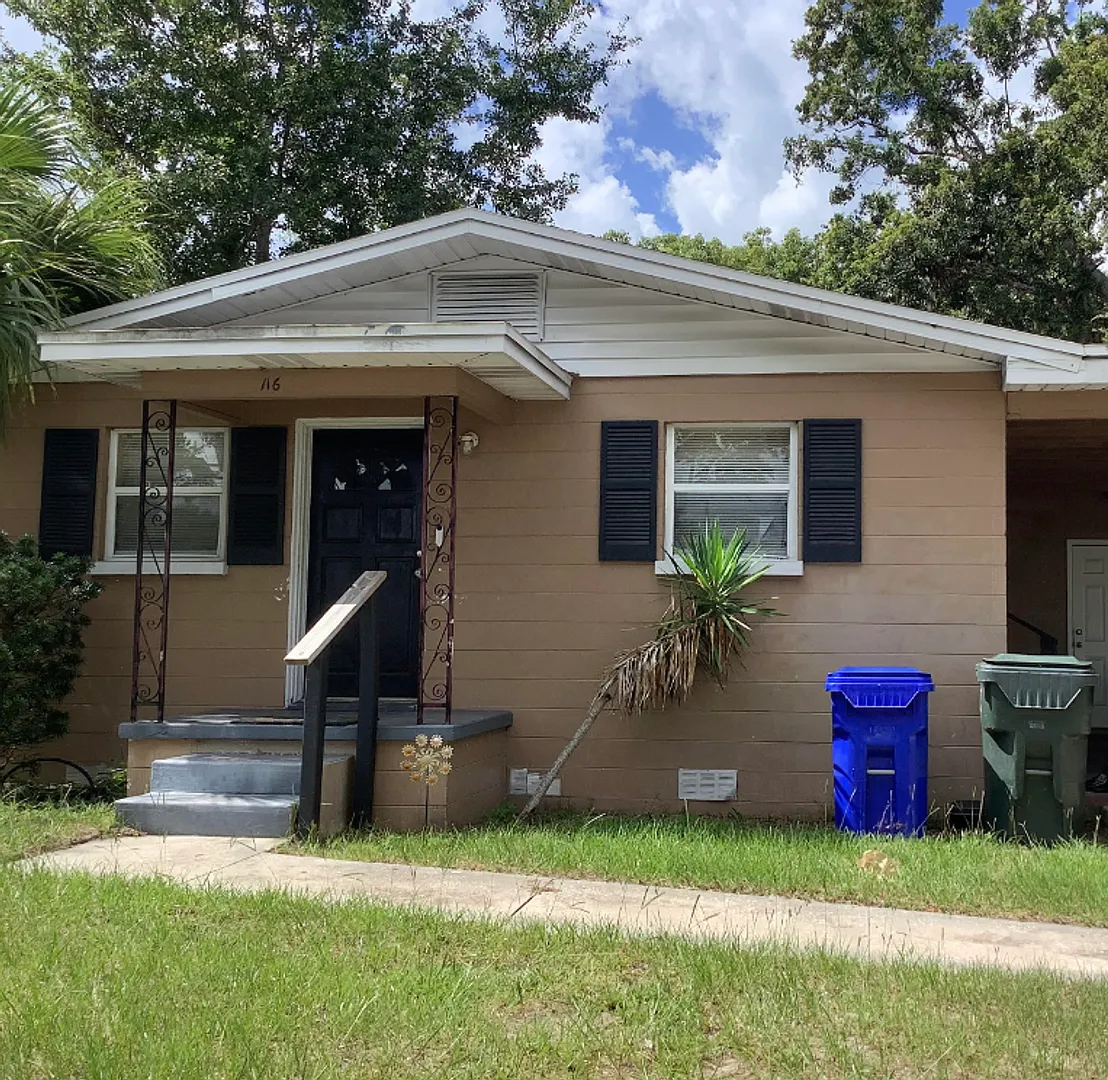Charming Three-Bedroom, One-Bathroom Single-Family Home! — Photo 1