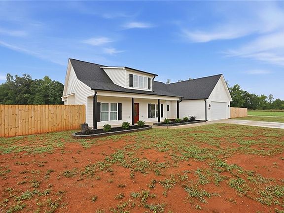 3rd image of 123 Gregorys Grange Dr